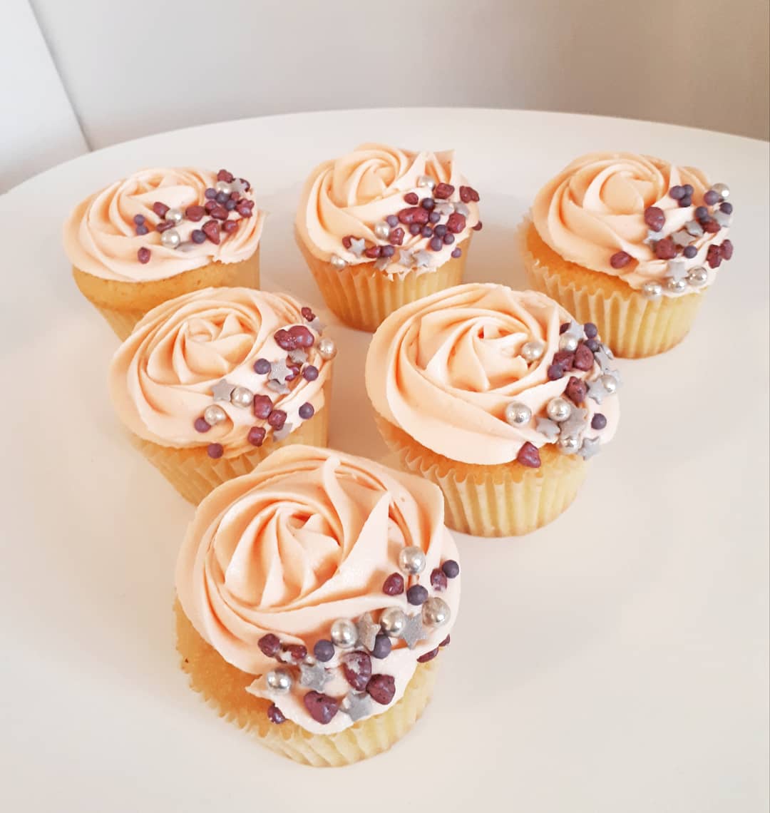 Kimberly Jade💖 (@kimberlyjadexx) on Twitter photo Pale pink roses with sprinkles 💖
<a href="/SugarandCrumbs/">Sugar and Crumbs</a> Vanilla fudge icing sugar😍
#HumpDayHappiness #baking Pale pink roses with sprinkles 💖
<a href="/SugarandCrumbs/">Sugar and Crumbs</a> Vanilla fudge icing sugar😍
#HumpDayHappiness #baking