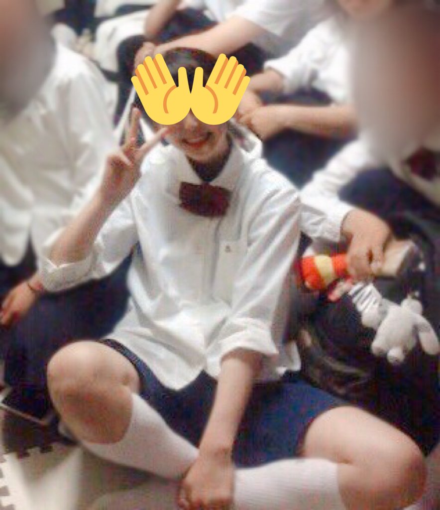 𝓡 夏友達と集まった時のやつ 平日の家はだいたいこの服装です 足フェチ 脚フェチ 白ハイソ 白ハイソックス 白靴下 白ソックス 白ソ