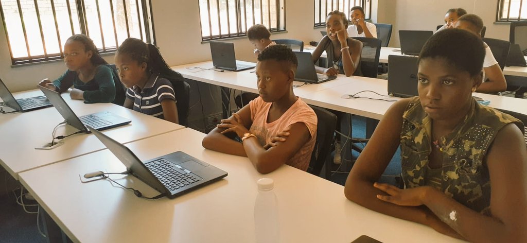 tech_ghetto's tweet photo. We are currently at @dynamic_dna with @SerameFoundati1 introducing 4IR-Cheri. program aiming to introduce coding to girls located in disadvantaged communities.
#GHcode #CodeTembisa #CodeKasi #4IRcheri https://t.co/dgHPt9I9qt