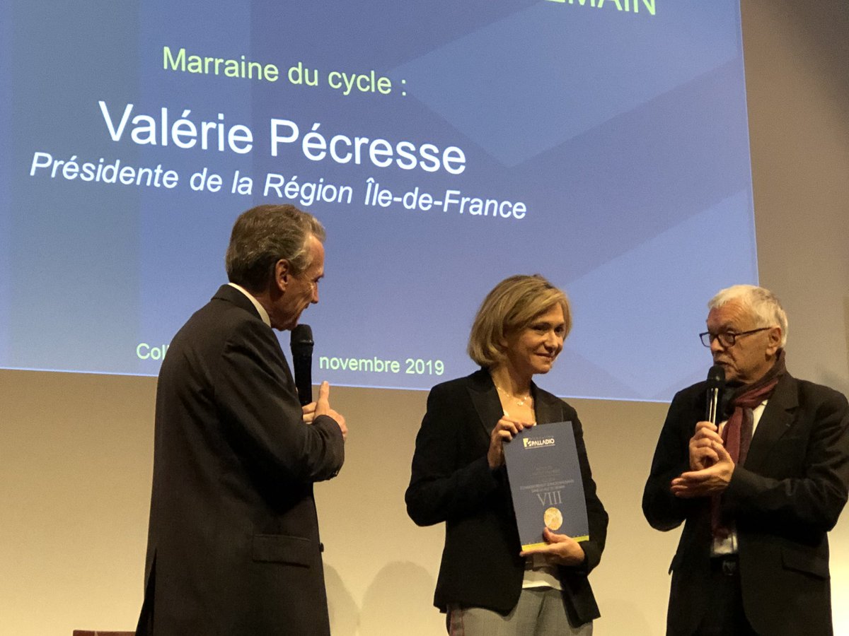 SoaPalladio's tweet photo. #ColloquePalladio : remise des #Actes @FPalladio à @vpecresse rédigés par la 8ème promotion de l’#Institut @FPalladio https://t.co/si8dp0xDYD