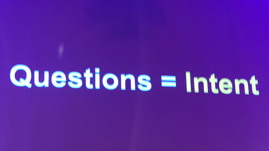 jeanlucr's tweet photo. 👍 Remarquable intervention sur le #vocal #SEO #AEO et #ecommerce par @francknegro1 de @yext à @VoiceTechParis #VoiceTechParis 💬 #VocalSearch #VocalTech https://t.co/8Hdh5f3ki5