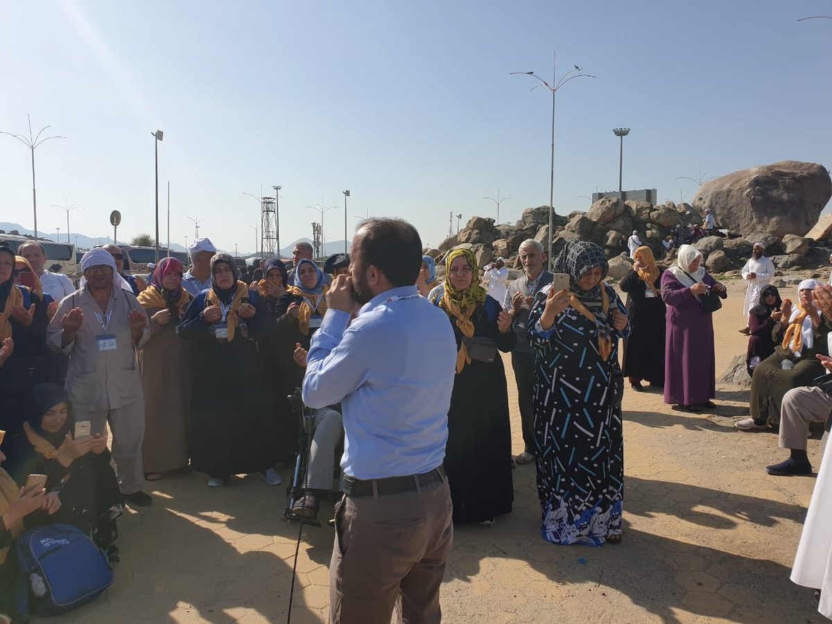 mutluturizm's tweet photo. Arafat dağı ziyaretimiz.   
Arafat, bir af ve ilticâ makâmıdır,kabirden kıyâmet sabahına kalkışı ve fevc mahşer meydanında toplanışı hatırlatır. Bütün kullar, Allâh’ın huzûrunda âciz, muhtaç ve ümitvâr bir şekilde af beklerler. Gönüller ve gözler, tevbe yaşlarıyla ıslanır. https://t.co/t9h17VyREi