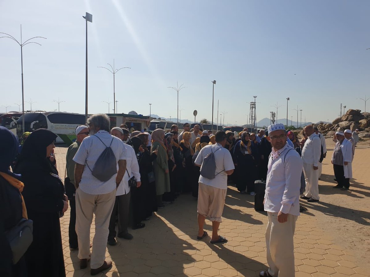 mutluturizm's tweet photo. Arafat dağı ziyaretimiz.   
Arafat, bir af ve ilticâ makâmıdır,kabirden kıyâmet sabahına kalkışı ve fevc mahşer meydanında toplanışı hatırlatır. Bütün kullar, Allâh’ın huzûrunda âciz, muhtaç ve ümitvâr bir şekilde af beklerler. Gönüller ve gözler, tevbe yaşlarıyla ıslanır. https://t.co/t9h17VyREi