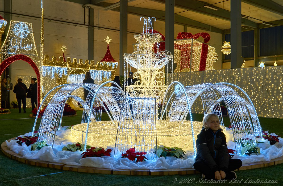 glow_odense's tweet photo. Lad bare den varme jakke ligge i bilen og de uldne sokker blive derhjemme, for Glow foregår nemlig indendørs. 

På Glow kan eventyret, millioner af lysende pære, foodtrucks og de mange boder nydes, helt uden at blive kold og våd af vintervejret ❄️

#GlowOdense https://t.co/tPLvkpFf68