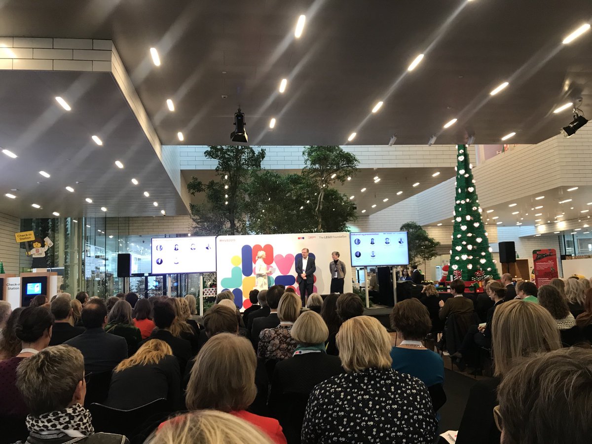 JoanLindskov's tweet photo. Topmøde “Hvem vil børnene” Borgmester i Billund nævner uddannelse af pædagogisk personale som væsentlig og peger på Billunds uddannelse af dagplejere til pædagogiske assistenter. Det er med til at løfte kvaliteten! #kompoldk #hvb2019 #bhvchat https://t.co/RMUJIi5zs0