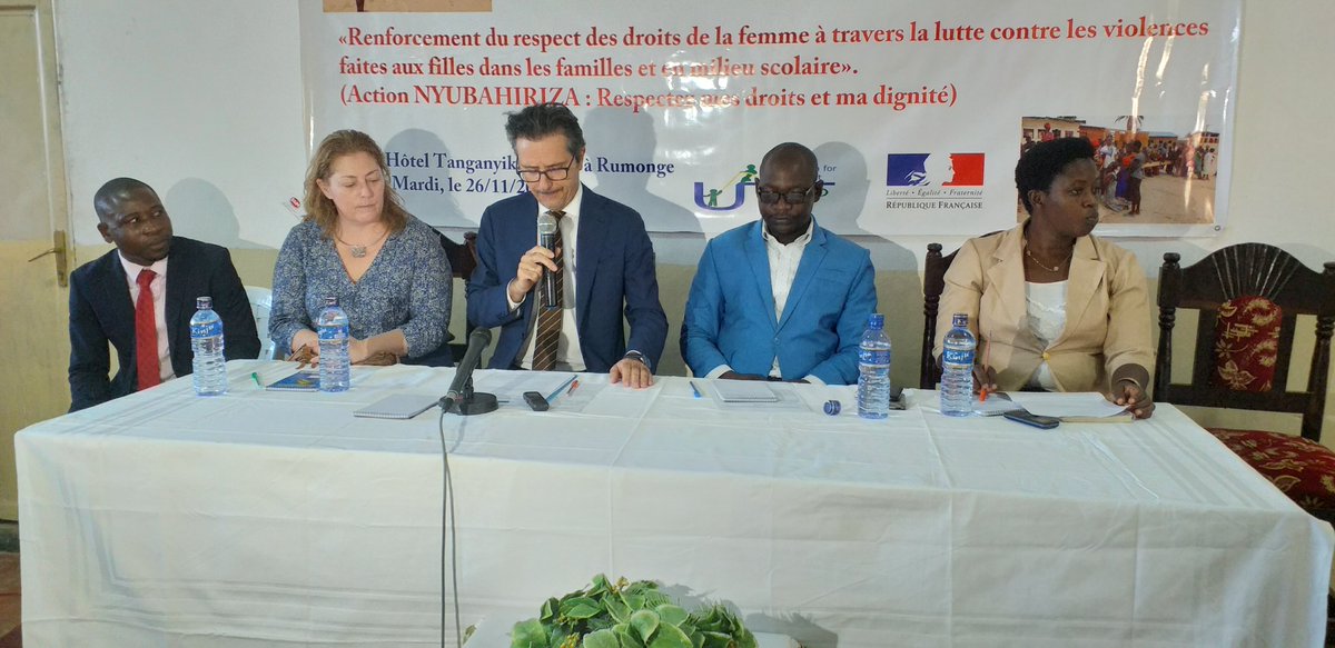 franceauburundi's tweet photo. 1/2 @provincerumonge ce 26 nov,Lancement du projet« Renforcement du respect des droits des femmes à travers la lutte contre les violences faites aux filles dans les familles et en milieu scolaire » en présence de @stephgruenb ,des autorités locales et du @GenreMinistere . https://t.co/jxzGGgvsq6
