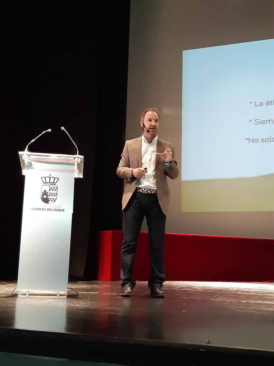 UpeCaceres's tweet photo. En las VII JORNADAS DE LA RED DE FORMACIÓN con el Director General de Innovación e Inclusión Educativa, Juan Pablo Venero, @juanpiorange #Redformex19 #tejiendored
@InnovacionForm https://t.co/OKvwdSRh6K