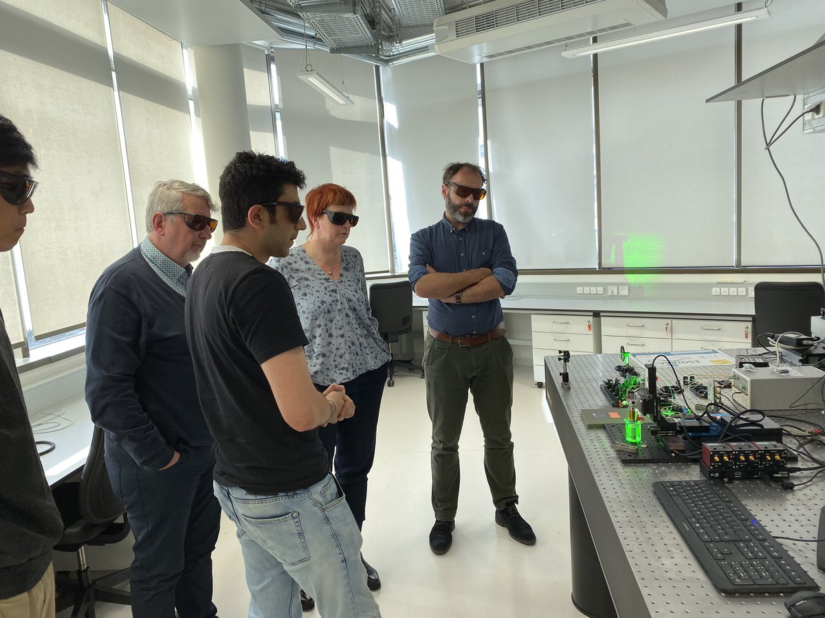 Looking good in black glasses : First demo of our #ESOTRAC hybrid OCT - #optoacoustic endoscope aiming to earlier detection of esophageal cancer. Big thanks to EU officer Eddy Corthals and reviewers Anke Lohmann and Gijs van Soest. @EPICassoc @Photonics21 @PhotonicsEU