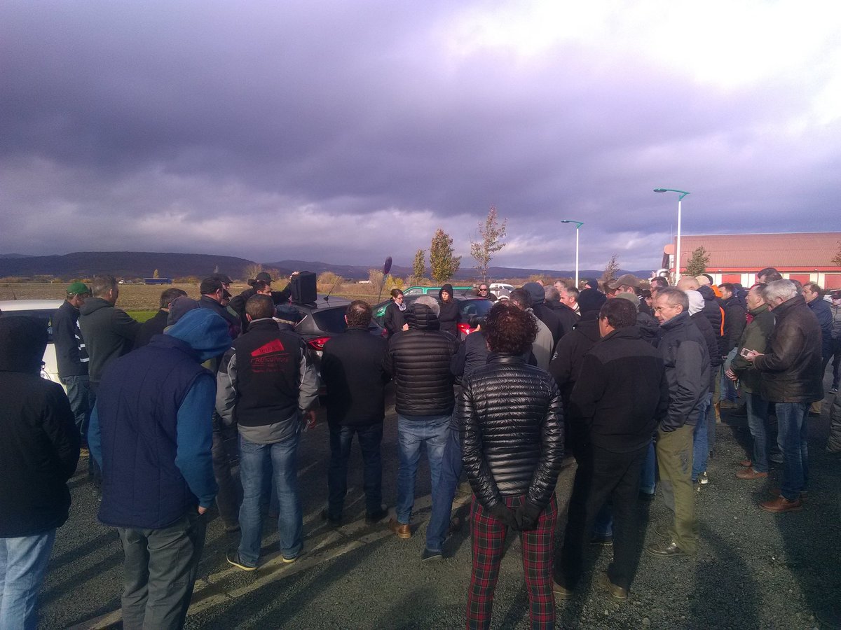 Les agriculteurs de Haute Loire manifestent avec les départements voisins au péage de Gerzat.<a href="/Fdsea43/">FDSEA HAUTE-LOIRE</a> <a href="/JAHauteLoire/">JA Haute-Loire</a> <a href="/FNSEA/">La FNSEA</a> <a href="/FRSEA_AURA/">FRSEA Auvergne-Rhône-Alpes</a>