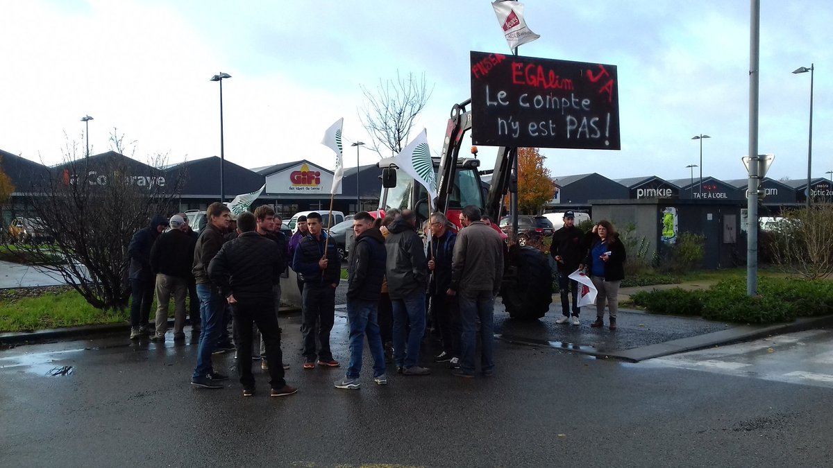 FNSEA44's tweet photo. Mobilisation des agriculteurs @FNSEA44 @jeunesagri44 à Savenay pour exiger la construction du prix en marche avant ! 
#EGAlim 
Stop à la guerre des prix!
@ChLambert_FNSEA @FNSEA @JeunesAgri https://t.co/4stMnJduxU