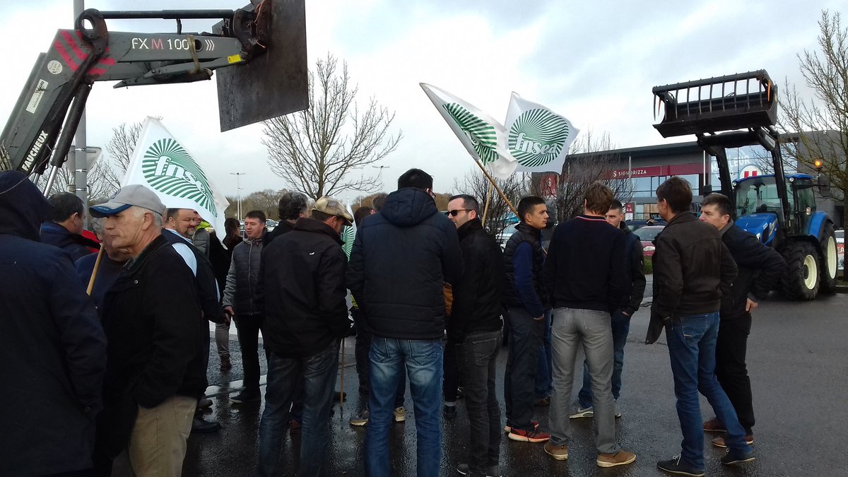 Mobilisation des agriculteurs <a href="/FNSEA44/">FNSEA44</a> <a href="/jeunesagri44/">Jeunes Agriculteurs de Loire-Atlantique JA44</a> à Savenay pour exiger la construction du prix en marche avant ! 
#EGAlim 
Stop à la guerre des prix!
@ChLambert_FNSEA <a href="/FNSEA/">La FNSEA</a> <a href="/JeunesAgri/">Jeunes Agriculteurs</a>