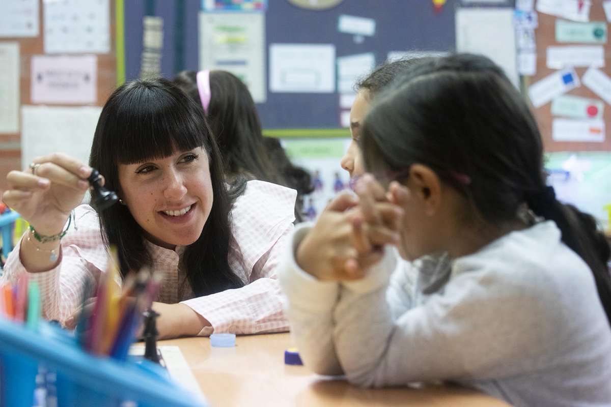 educaciocat's tweet photo. 🗓️ Avui és el #DiadelMestre 👨‍🏫👩‍🏫 Moltes gràcies, mestres, per acompanyar els nostres infants en el seu creixement i en el seu procés d'aprenentatge. Feu un tasca vocacional imprescindible! 👏👏 https://t.co/AEJfX1tXW1