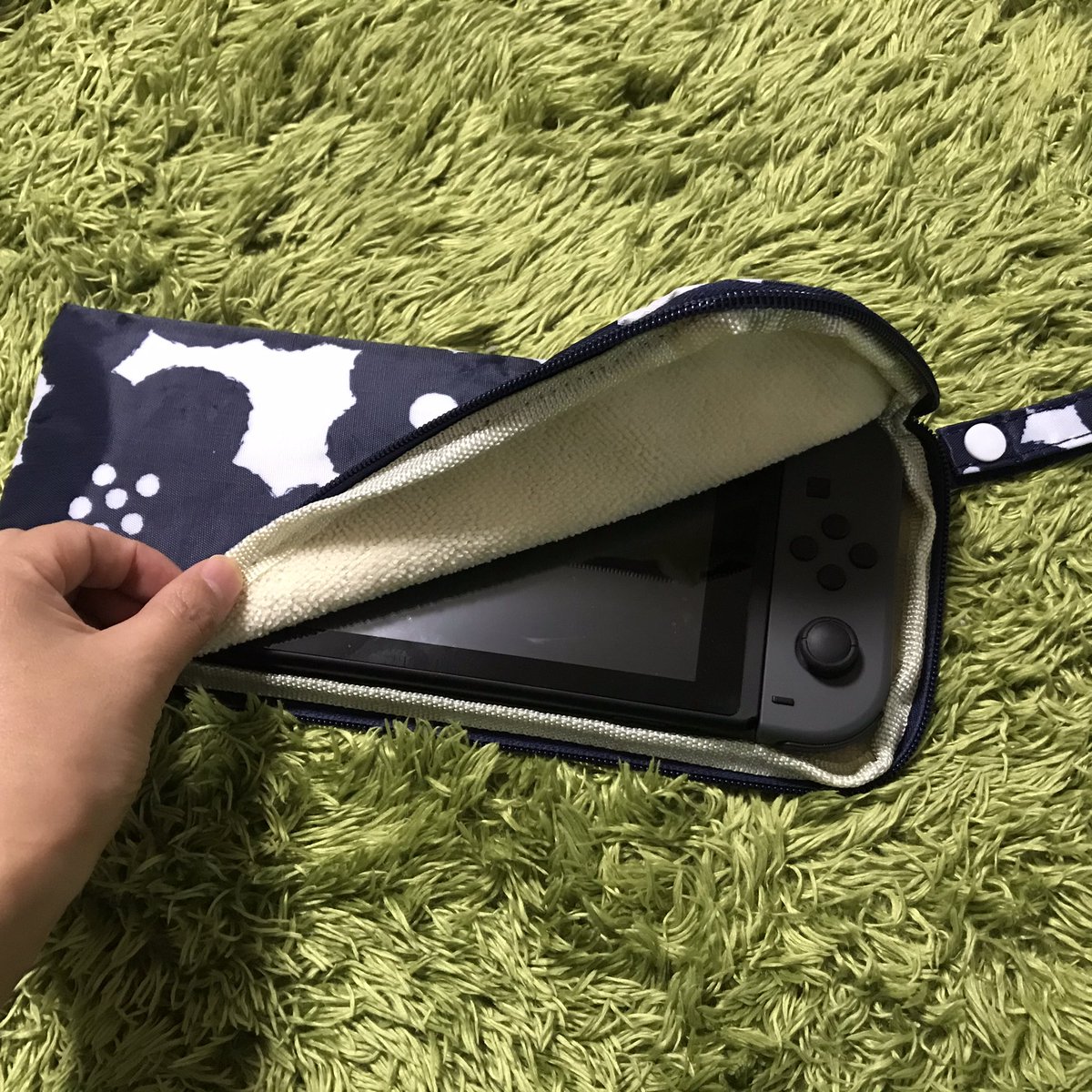 あひる 今までswitchを3coinsのペンライトケースに入れてたけど 同じく3coinsの折り畳み傘ポーチが合うと見かけたので買ってみたらあつらえたかのようにピッタリで嬉しい ペンライトケースについてるポケットもあったらイヤホン入れられるのにな Liteは
