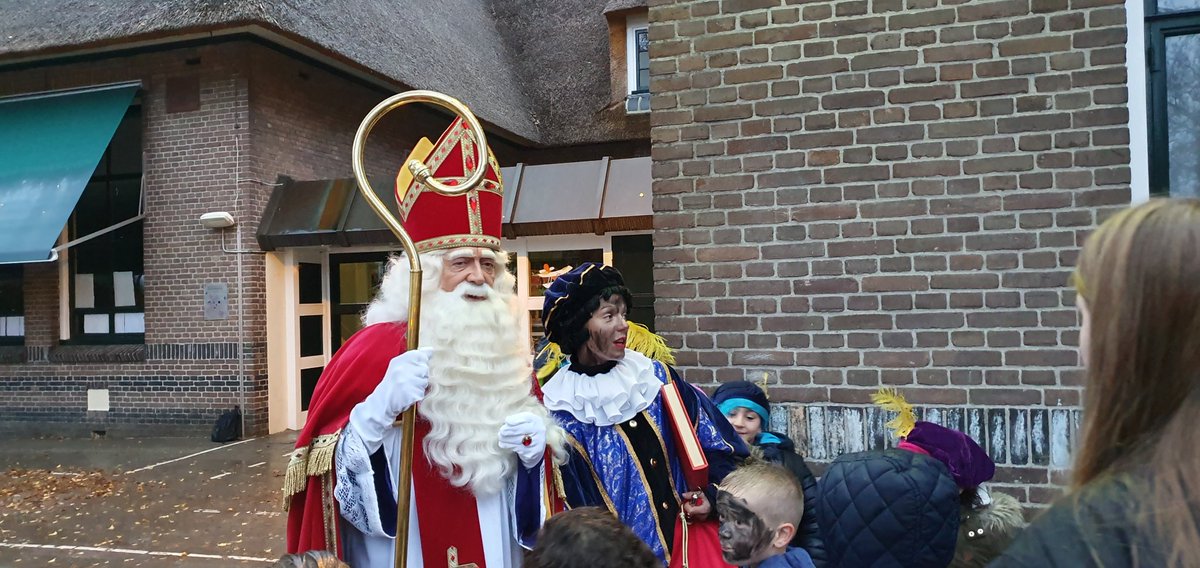 Het was vandaag een beetje regenachtig, maar Sinterklaas en zijn pieten zijn goed aangekomen op school. Er was wel even paniek want één van de pieten was kwijt. Gelukkig kwam hij toen de kinderen met sinterklaas in de speelzaal waren. Het was een heel sportieve piet!