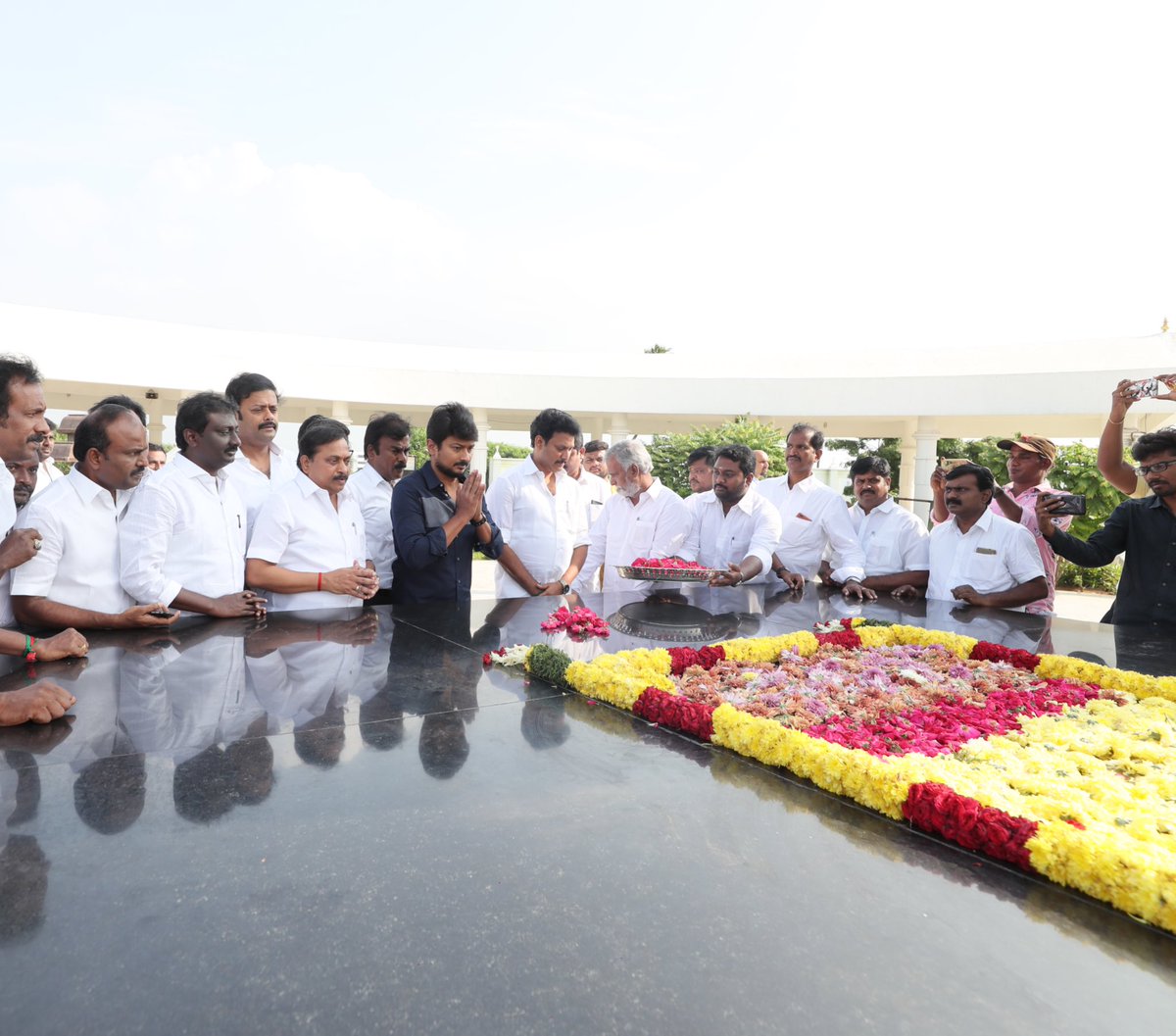 Udhaystalin's tweet photo. திராவிட இயக்க கொள்கை முன்னோடிகளாம் பகுத்தறிவு பகலவன் தந்தை பெரியார், தமிழின தலைமகன் பேரறிஞர் அண்ணா, அணையா  சூரியன் முத்தமிழறிஞர் கலைஞர் ஆகியோரின் நினைவிடங்களுக்கு என் பிறந்தநாளையொட்டி சென்று வணக்கம் செலுத்தினேன். அவர்கள் அமைத்தளித்த வழியில் கொள்கைத் த���ம் மாறாமல் பயணிப்போம். https://t.co/nYMffIq92r