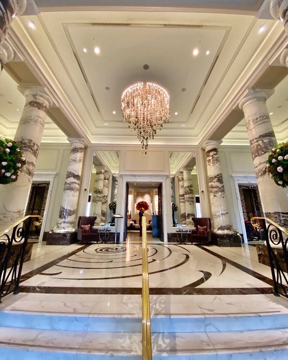 A London icon🏆The Langham has been enchanting guests since 1865🤩The hotel has recently added the deluxe suites, a British tavern, The Wigmore and a new spa, Chuan Body + Soul, taking the hotel to the next level of luxury, if that is even possible😍 #800daysaroundtheworld