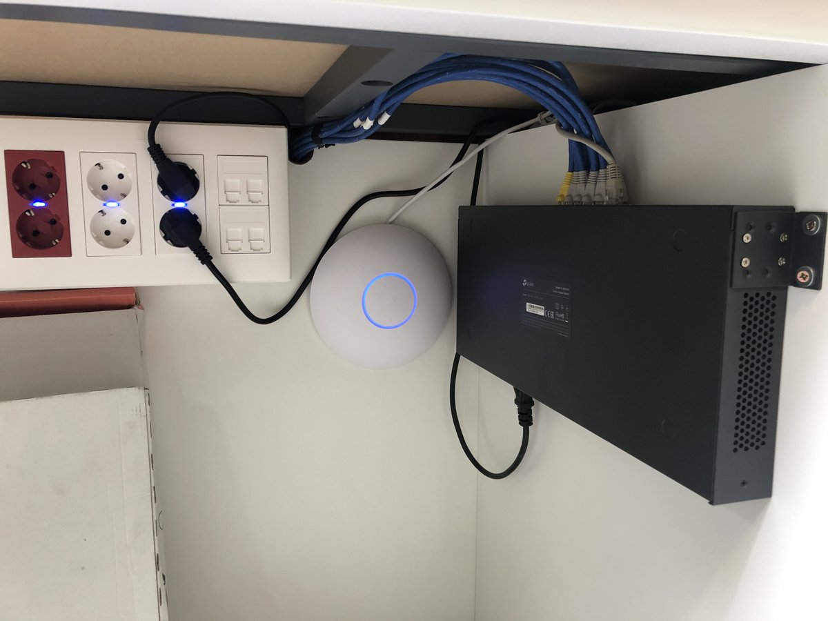 mrpcinformatica's tweet image. Instalación de #Antena @UbiquitiEspanol para punto #WiFi privado en @puyatiendas

📞 +34 951 969 033
 💡 bit.ly/2tx1bML 

#MRInformatica #Marbella #Informática #Technology 
Antena #Cobertura #CoberturaWiFi #Ubiquiti #UbiquitiNetworks