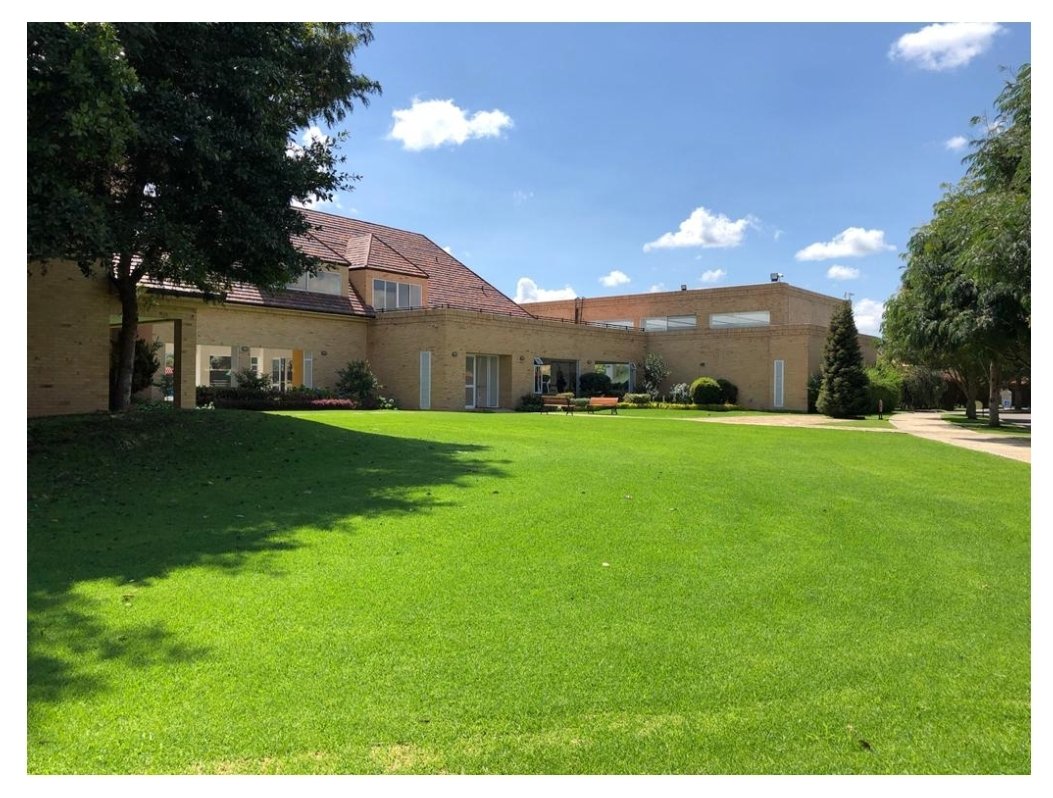 PostDerecha's tweet photo. @petrogustavo Ud es un terrateniente improductivos, con su lujosa casa, sin contar los demás bienes y lujos.

Los Colegios y Universidades mas costosas le pago a sus hijos... 

No se muestre del Pueblo, que esa es su carnada para montar lo que monto en Venezuela, como asesor de Chavez. https://t.co/c21gb50TQo