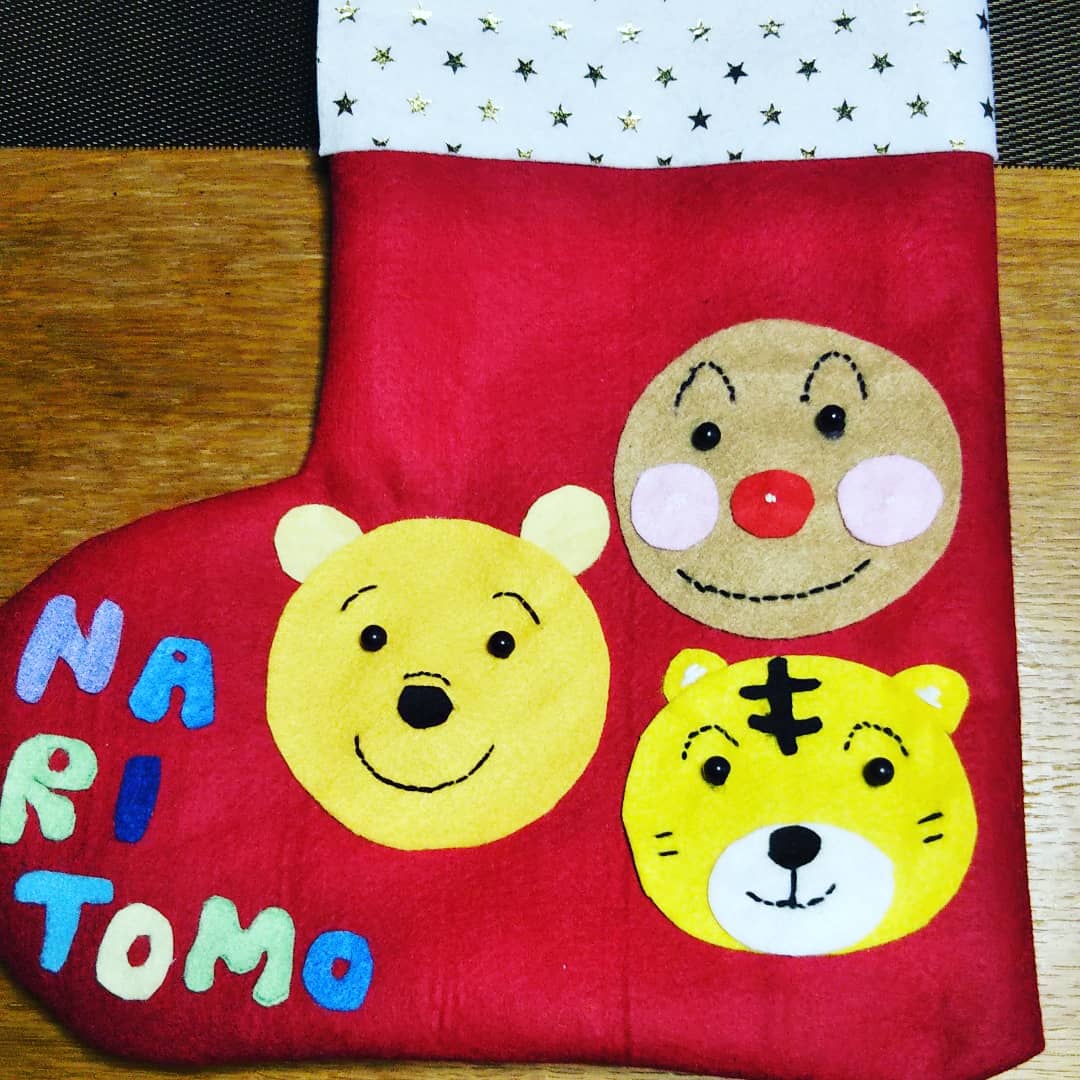 福タロー 保育園に提出する クリスマスブーツ作りました 彡 悩んだ結 息子が好きなキャラクター クリスマスツリーをフェルトで作り くっつけました クリスマスブーツ手作り 保育園の課題 アンパンマン クマのプーさん しまじろう 息子が好きな