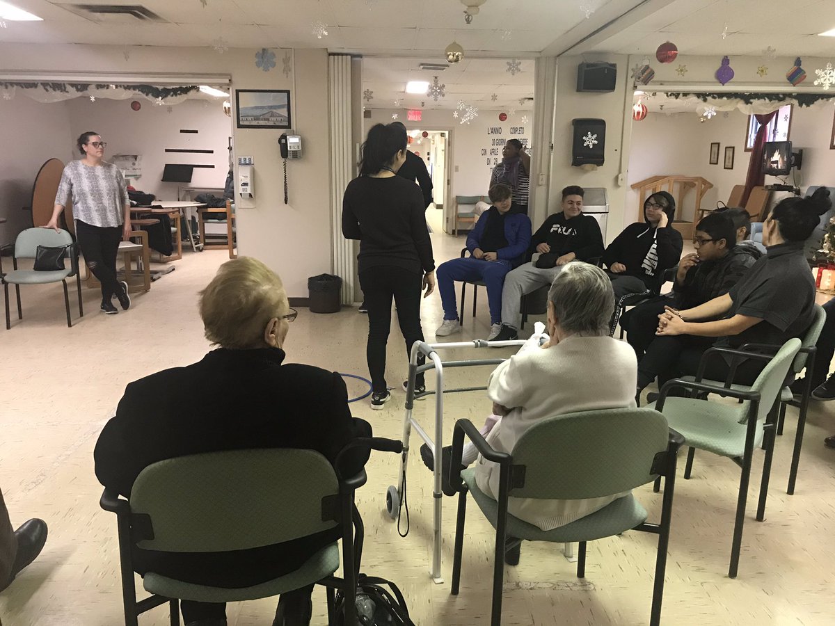 outreachemsb's tweet image. More Great morning @Perspectives1HS @Perspectives2HS moments bringing holiday cheer at the Dante’s seniors residence. #caringmatters #givingback #WeAreEnglishMtl #OSN2019