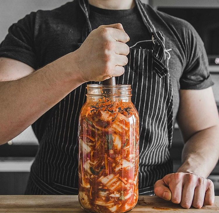 functionalatino's tweet photo. KIMCHI! Tiene demasiados beneficios: anticancerígeno, combate la obesidad, reduce el colesterol, aporta vitaminas A,B y C, suaviza las digestiones, propiedades antioxidantes y antienvejecimiento, y en general mejora la salud 💪🏼😊
#kimchi #functionalco #collagen #mexico #mx https://t.co/0nRmpEuZTX
