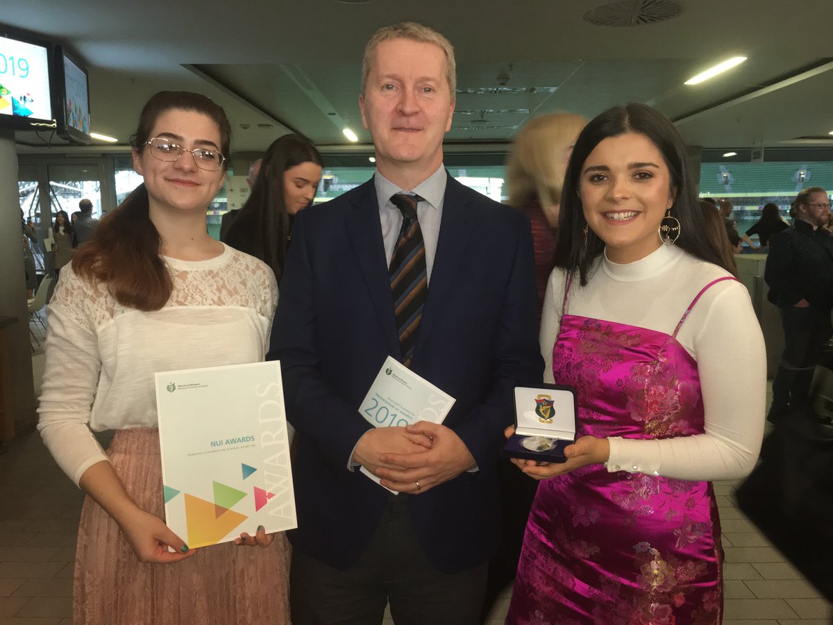 FionntandeB's tweet photo. Rath agus bláth ar Ráth Chairn ag Bronnadh Duaiseanna Ollscoil na hÉireann! Comhghairdeas le hEilís Richardovna Everard (Duais Theach an Ardmhéara) &amp; Máire Ní Churraoin (Duaiseanna H.H. Stewart). @NuaGhaeilgeOMN @MU_AHI @19acres @MaynoothUni @President_MU @UdarasnaG #NUIAwards19 https://t.co/TOMBIyiWAs