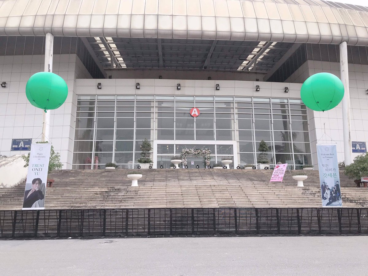 GOT7VN_UNION's tweet photo. We did prepare these beautiful air balloons as a part of project for #GOT7 at #AAA2019inVietnam but due to the terible arrangement of organizor that changed the red carpet location without informing us, our boys couldn’t see it. Help us retwt to reach @GOT7Official Thank you💚 https://t.co/J6gMMDbNKD
