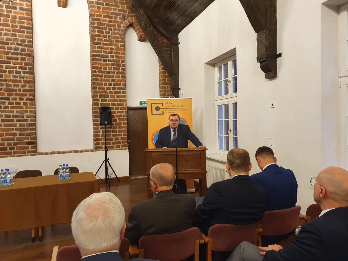 Zaczynamy konferencję Polska Polityka Wschodnia 2019! 3 dni intensywnych rozmów o kluczowych sprawach polityki zagranicznej.

Otwiera <a href="/marcin_przydacz/">Marcin Przydacz</a> Słowa powitania <a href="/PrzybylskiCez/">Cezary Przybylski</a> <a href="/SutrykJacek/">Jacek Sutryk</a> #PPW2019 🇵🇱🇪🇺