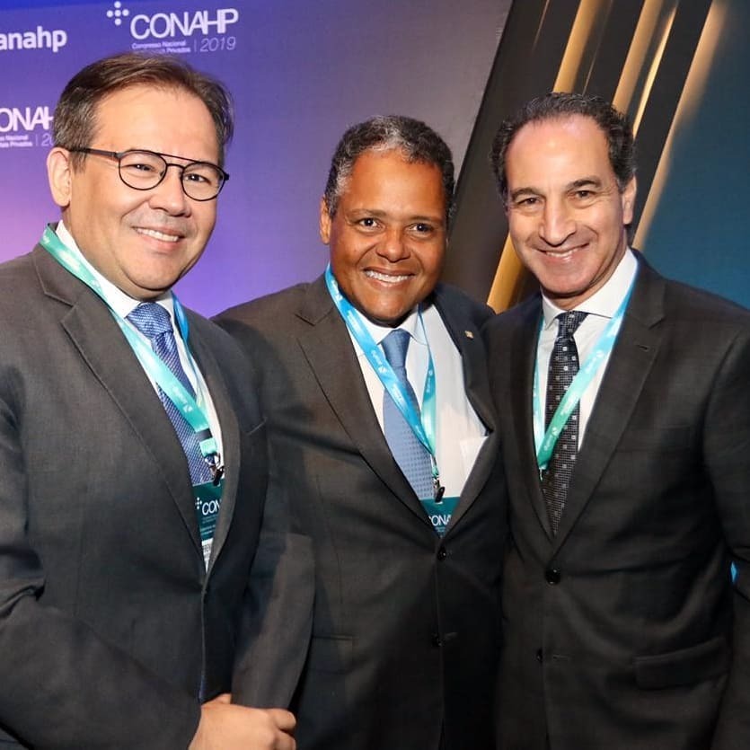 CNSaude's tweet photo. A CNSaúde no #CONAHP, da Anahp: na primeira foto Marcos Ottoni, Breno Monteiro, Cláudia Cohn e Bruno Sobral (CNSaúde). Na segunda, o Deputado Federal, Antônio Brito e o Diretor Geral do Hospital Sírio-Libanês, Paulo Chapchap, com o presidente da CNSaúde, Breno Monteiro (esq.) https://t.co/nPVpw6Ol70