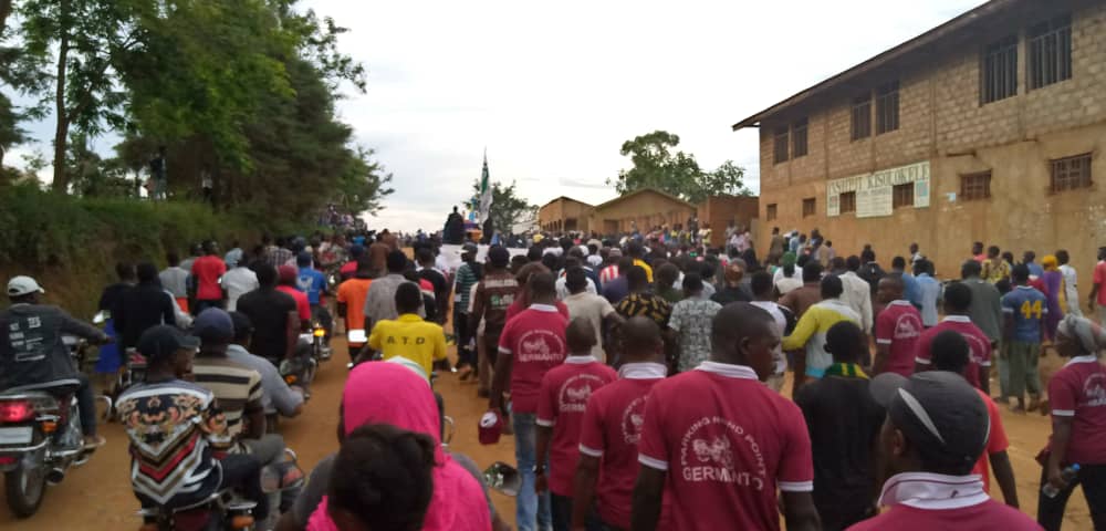 Je participe aux obsèques du concitoyen Obadi Muhindo, militant de la <a href="/luchaRDC/">LUCHA 🇨🇩</a>, abbatu par un élt de la PNC le samedi 23/11/2019 à #Beni.
Je suis venu soutenir ce noble combat et appeler le peuple à la résistance active parce qu'il y a #PasdeCongoSansBeni