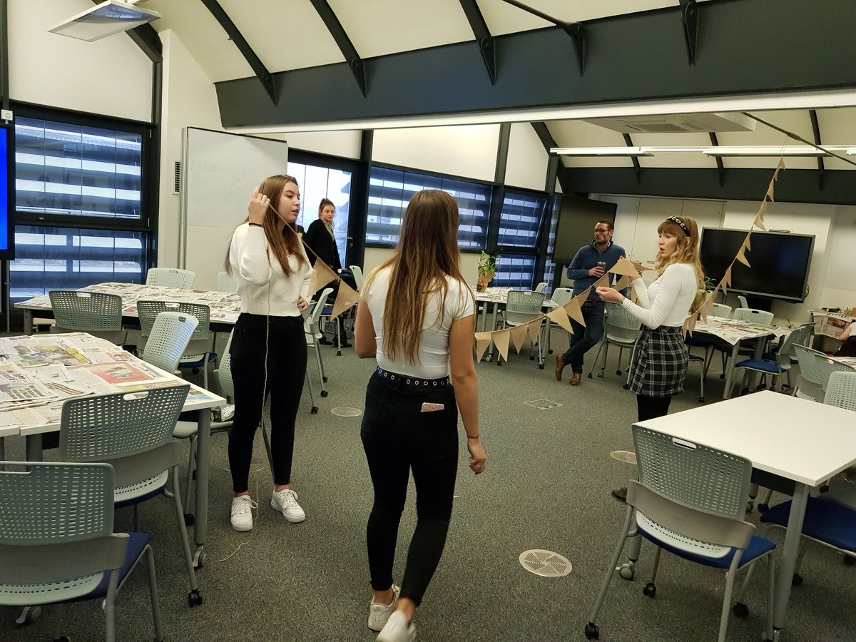 ClaudiaSima2's tweet photo. EcoLincoln setting up! So exciting :) 30min left to the start of the event! @UoLtourismevent @libs https://t.co/mOtT2tsavQ