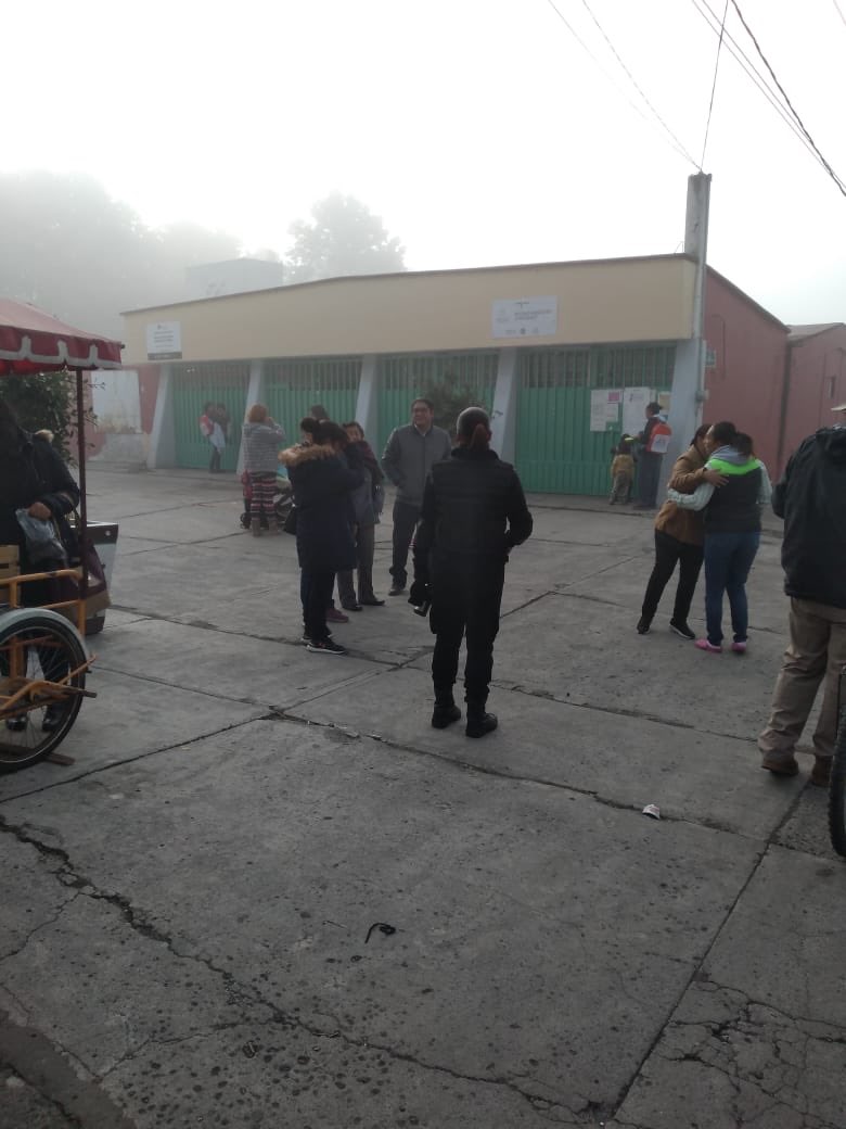 Lauramaliagm's tweet photo. Como cada mañana, nuestros compañeros de Seguridad Pública vigilan las entradas de los distintos planteles educativos para salvaguardar la integridad de nuestros niños y jóvenes chapultepenses. #ChapultepecSeguro https://t.co/isON2KB1m7