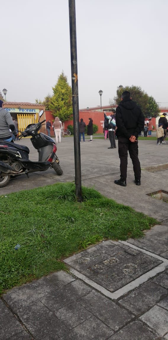 Lauramaliagm's tweet photo. Como cada mañana, nuestros compañeros de Seguridad Pública vigilan las entradas de los distintos planteles educativos para salvaguardar la integridad de nuestros niños y jóvenes chapultepenses. #ChapultepecSeguro https://t.co/isON2KB1m7