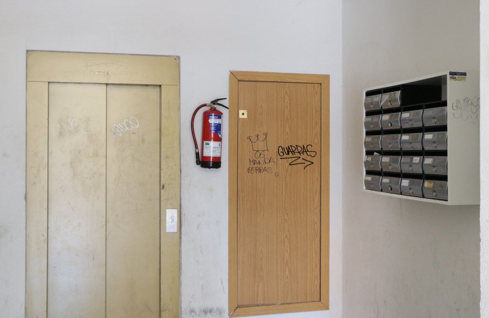 Pintadas, amenazas en los buzones y en las propias puertas. ¿Es normal que suframos esto a diario? Por favor, pedimos ayuda a las instituciones <a href="/AytoAlcalaH/">Ayuntamiento de Alcalá de Henares</a> <a href="/AlbertoBlazquez/">AlbertoBlazquez/❤🇪🇸🐲</a> <a href="/ComunidadMadrid/">Comunidad de Madrid</a> <a href="/davidperez/">𝔻𝕒𝕧𝕚𝕕 ℙ𝕖𝕣𝕖𝕫 𝔾𝕒𝕣𝕔𝕚𝕒</a> 

Fotos <a href="/AlcalaHoy1/">AlcalaHoy</a> (no hacemos + fotos por miedo a represalias si nos ven)