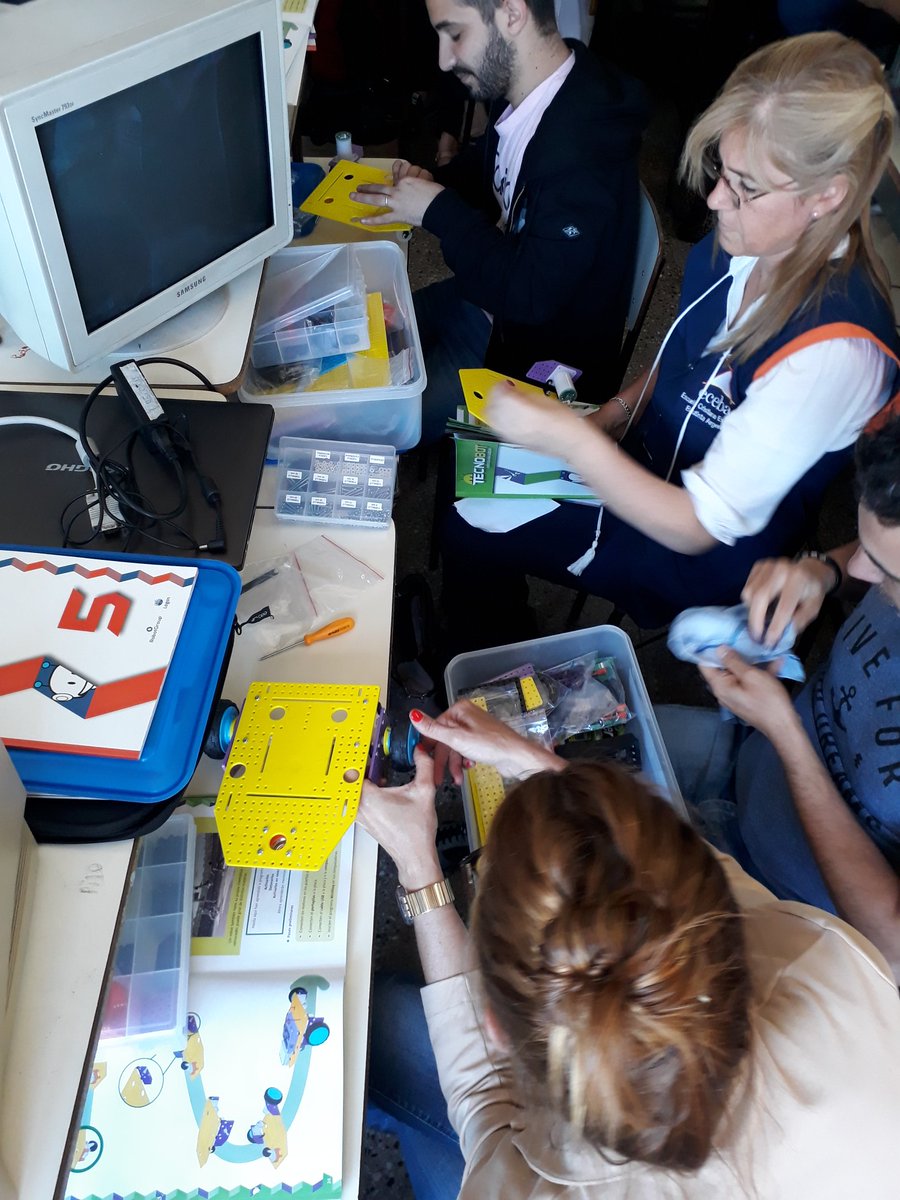 fercabrera03's tweet photo. Inst Elizalde Ciudadela. ¡¡¡Equipos en plena tarea!! Robotica Educativa.Diegep. Region 7. Coordinadora Yamila  gracias!!! @JDiegep @adriana_frega @JuanCruz_R https://t.co/zow34oI0YV