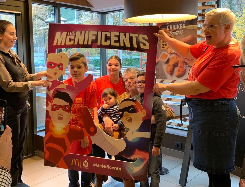 Vandaag is het McHappy Day!💛Bij aankoop van een Happy Meal bemachtig je één van de McNificents-actiefiguren. Speciaal voor deze dag transformeerde ook   Keano tot een echte superheld. Keano deelde vandaag zijn figuurtjes uit bij McDonald's Oosterhout.
