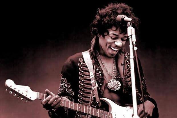 Hepsi 27 yaşında hayatını kaybeden, çoğunluğu müzisyenlerden oluşan ‘27’ler kulübü’ndeki ünlü gitarist Jimi Hendrix, Rolling Stones dergisi tarafından ‘en iyi gitarist’ ilan edilmişti. Bugün Jimi Hendrix’in doğumgünü. #jimihendrix