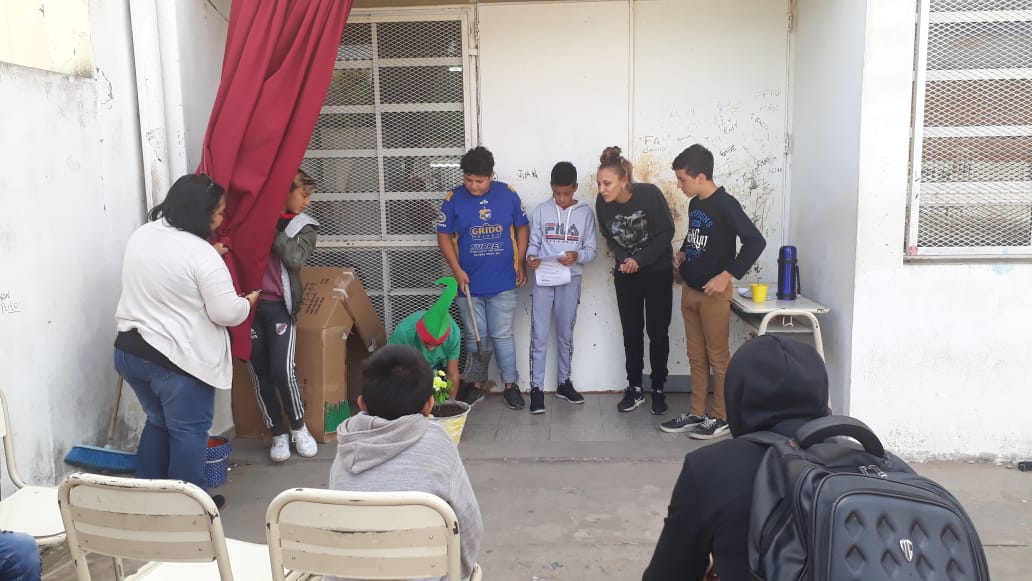 AppellaClaudia's tweet photo. ES N° 10. 9 de Julio. Región 15.

Evaluación Integradora una propuesta para articular: Teatro y Prácticas del Lenguaje. Apuesta a seguir aprendiendo!!!! Alumnos, Familias y Escuela.Felicitaciones !!!!
@susanacrespi1 @adriana_frega @SecundariaDGCYE https://t.co/QBDAkq0kwh