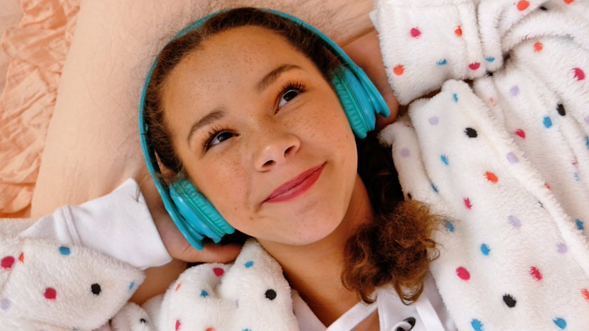 HaschakSisters's tweet photo. Hey guys! Hope you enjoy our new #HomeAlone music video! Watch HERE: https://t.co/2Iok6OkawR https://t.co/b0lZa0kmhJ