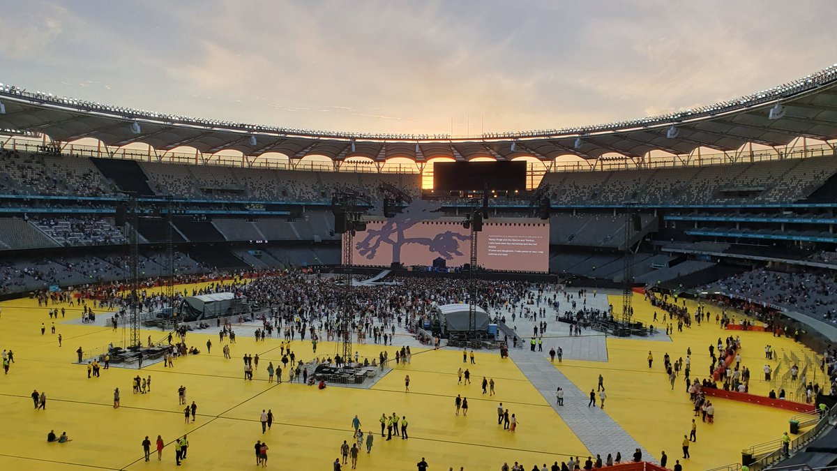 aardvark1871973's tweet photo. Getting to see my favourite band and it's not raining unlike a few previous gigs. It's not Leeds or Manchester though that could be reasoning. Noel Gallagher on now before u2 #whyfollowme #U2Perth https://t.co/90VaDHY4t9