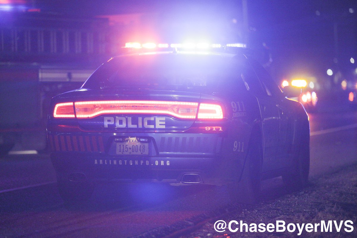 newsphotogchase's tweet photo. Arlington Police officers responding to a welfare check found a woman laying in the roadway after being fatally struck by a vehicle in I-20. The driver of the vehicle did not stop. Police are searching for the driver. @MVSDFW #MVSDFW #DFWNews https://t.co/NlRuz0N2sp