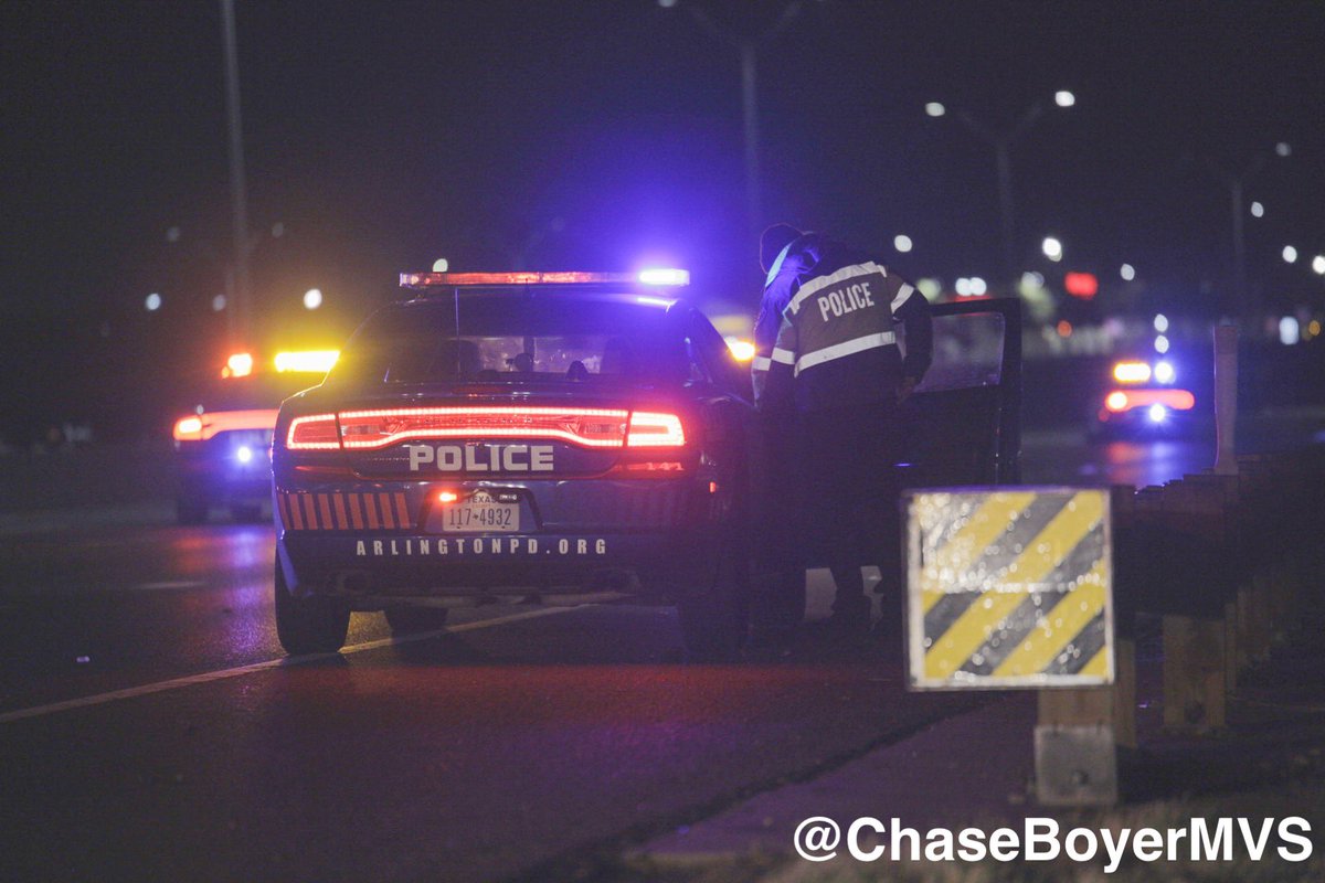 newsphotogchase's tweet photo. Arlington Police officers responding to a welfare check found a woman laying in the roadway after being fatally struck by a vehicle in I-20. The driver of the vehicle did not stop. Police are searching for the driver. @MVSDFW #MVSDFW #DFWNews https://t.co/NlRuz0N2sp