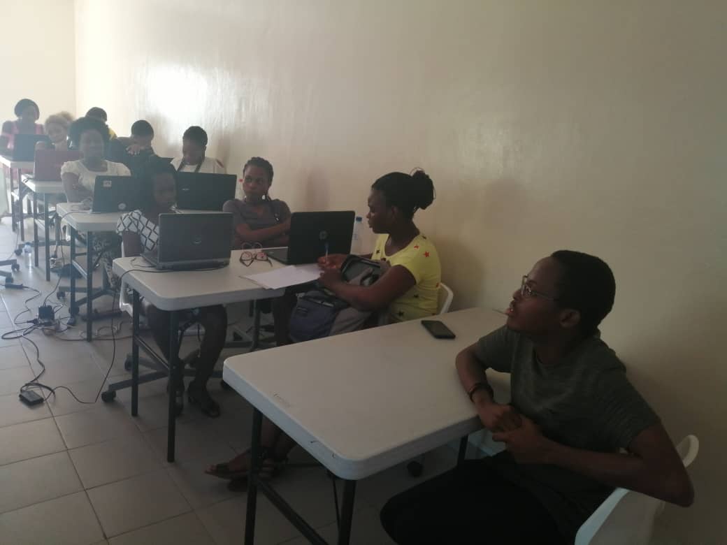 whispabenin's tweet image. Top s'est parti pour le #Funcoding! Pendant 3 jours, nos jeunes apprenantes constituées en équipe de quatre vont coder une landing page pour présenter des projets ayant rapport à l'éducation, la communication, le tourisme, l'agro-alimentaire et la santé.
Bonne chance à elle.