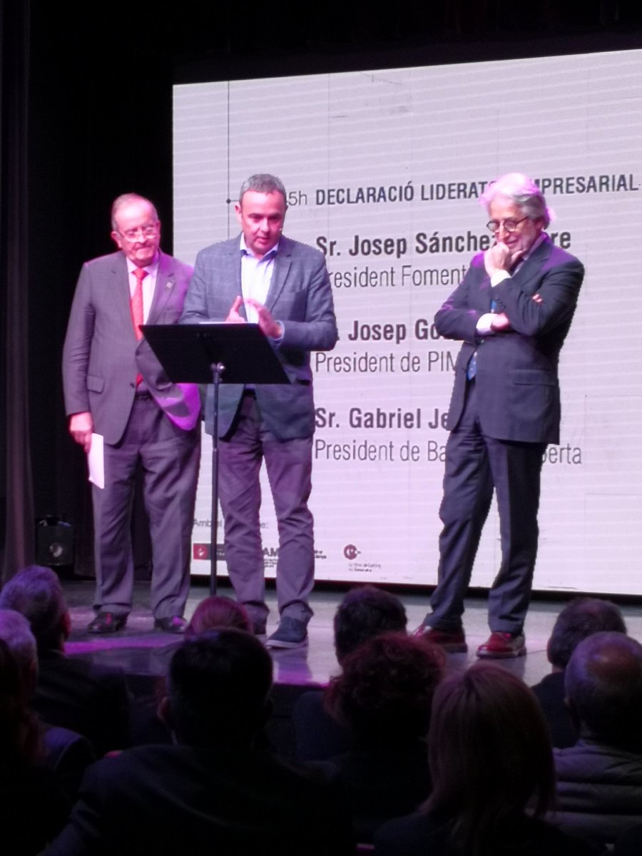 BarcelonaOberta's tweet photo. "No tenim diàleg dels polítics. En la situació en què ens trobem és imprescindible que els polítics facin política i dialoguin". - @gabrieljene
#SummitBO https://t.co/12fQqoP9g9