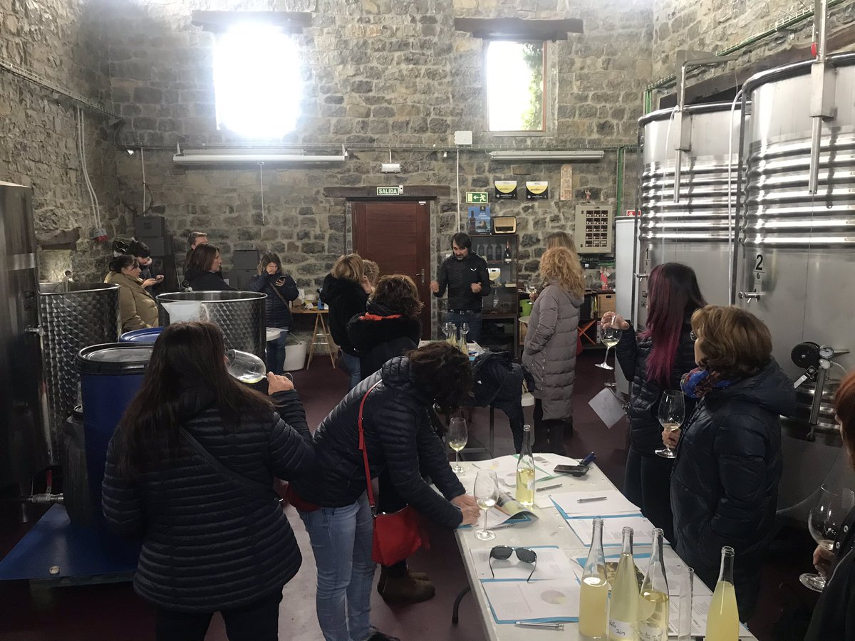 NorteandoPat's tweet photo. Estamos aprovechando la jornada organizada por @ApitCantabria para conocer los recursos que tenemos en @cant_infinita al tiempo que practicamos #networking con otros colegas en esta actividad de #temabuilding en @BodegasSelDAiz https://t.co/v9vvpnTO0m