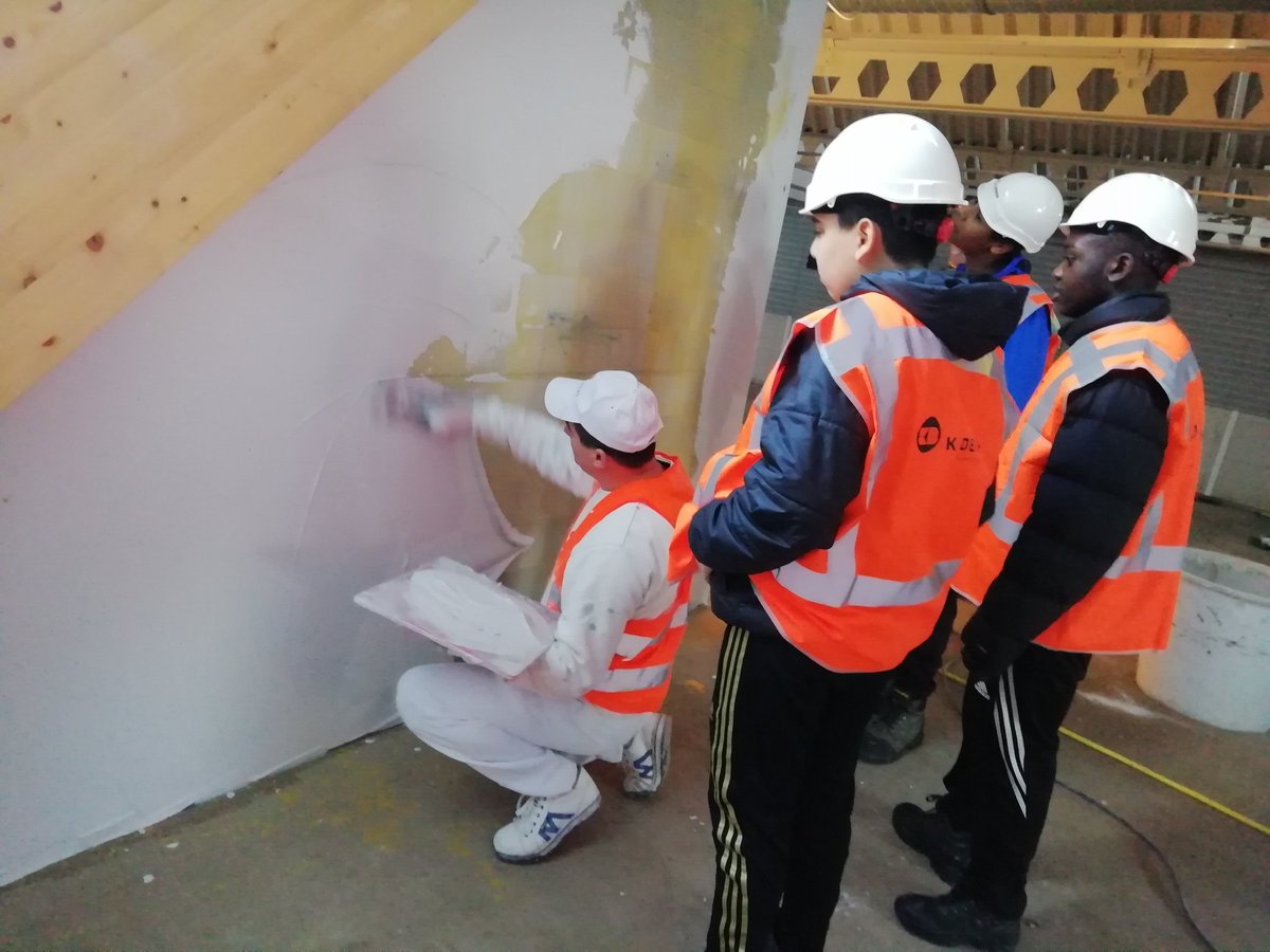 Vorige week hebben de leerlingen van Kolom Praktijkcollege, Orion College en het VierTaal College Amsterdam een bezoek gebracht aan het project Nieuwbouw Dorpshuis Zwanenburg. #kennismakenmetdebouw #leren meer lezen: kdbv.nl/schoolbezoek-o…