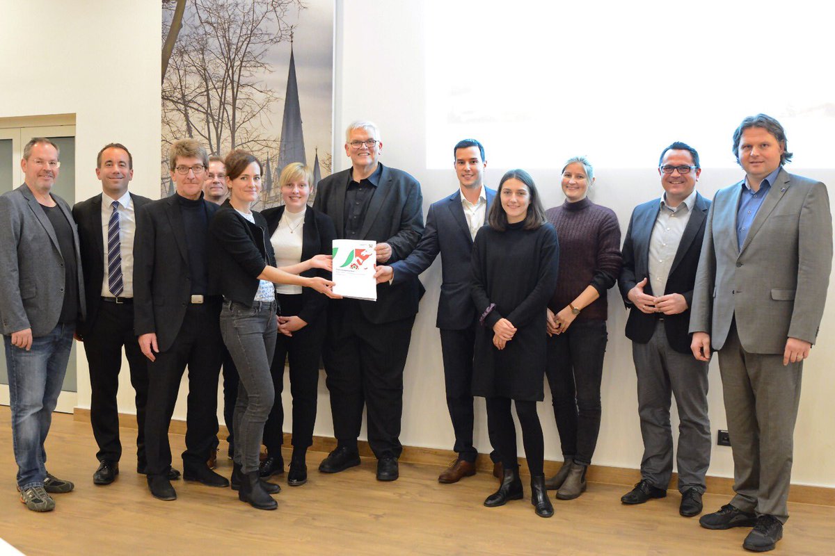 Regierungspräsident Hans-Josef Vogel @rpArnsberg überreichte uns den Zuwendungsbescheid für das aus EU-Mitteln geförderte Projekt „streamUP“. Gemeinsam mit <a href="/TU_Dortmund/">TU Dortmund</a>, @FHSuedwestfalen &amp; Wirtschaftsförderung Arnsberg, vernetzen wir Experten &amp; Innovatoren in Sachen Mobilität.