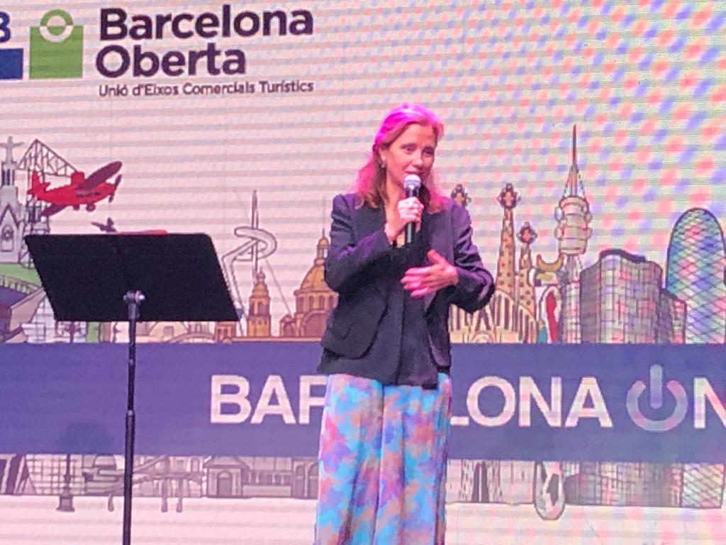 ccamcat's tweet photo. La directora general de comerç @muntsavilalta a la cloenda del #SummitBO de @BarcelonaOberta destaca el compromís amb l'eficiència en la col·laboració público-privada per tal de connectar #Barcelona com a ciutat oberta al món. https://t.co/qVFoCdzaYO