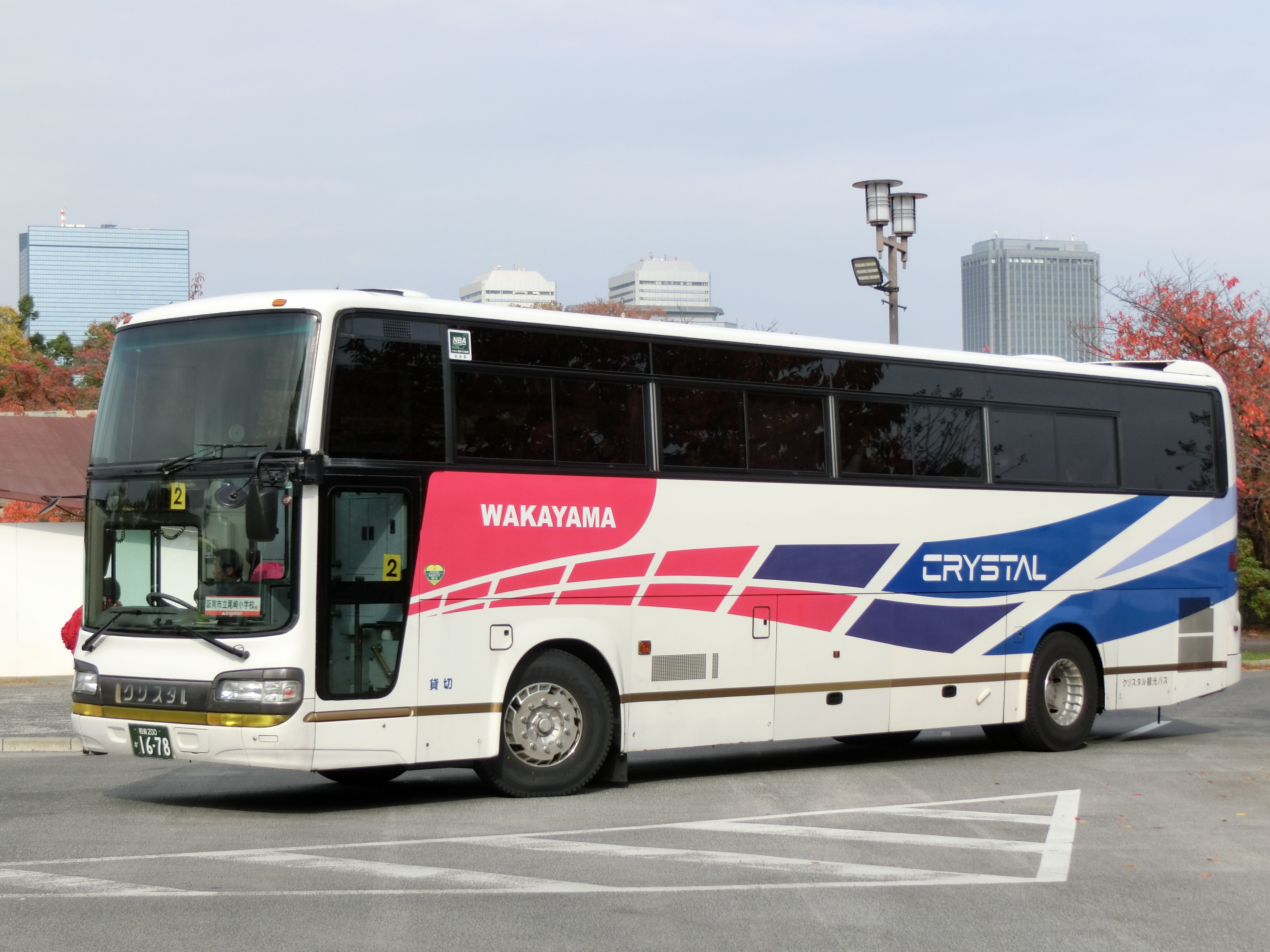 Kmb クリスタル観光バス 和泉0か1678 19 11 27 クリスタル観光バスといえば人材派遣のクリスタルが大手私鉄系の貸切事業者を買収し成り立った会社 和歌山は和歌山南海観光バスが源流になります 現在は野鉄グループ傘下ですが 00年代初頭の導入