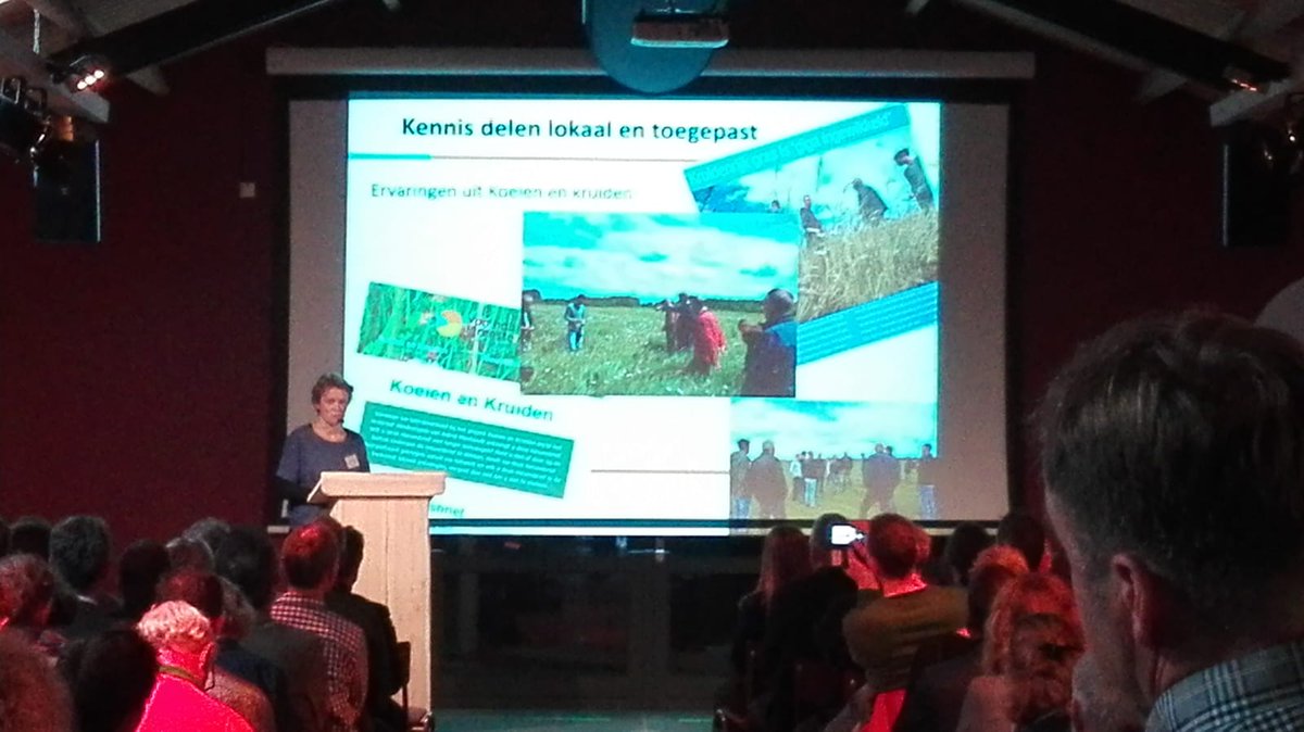 Lector Astrid Manhoudt <a href="/Hogeschool_VHL/">Hogeschool Van Hall Larenstein</a> geeft op het congres #natuurinclusieve landbouw een lezing o.a. over  #koeienenkruiden. Minister Schouten zit op de eerste rij.